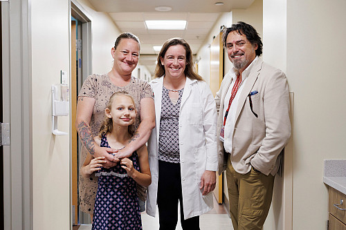 20250731 IN IUSOMRareDiseaseClinic (WC) A young girl, her mother and her doctors