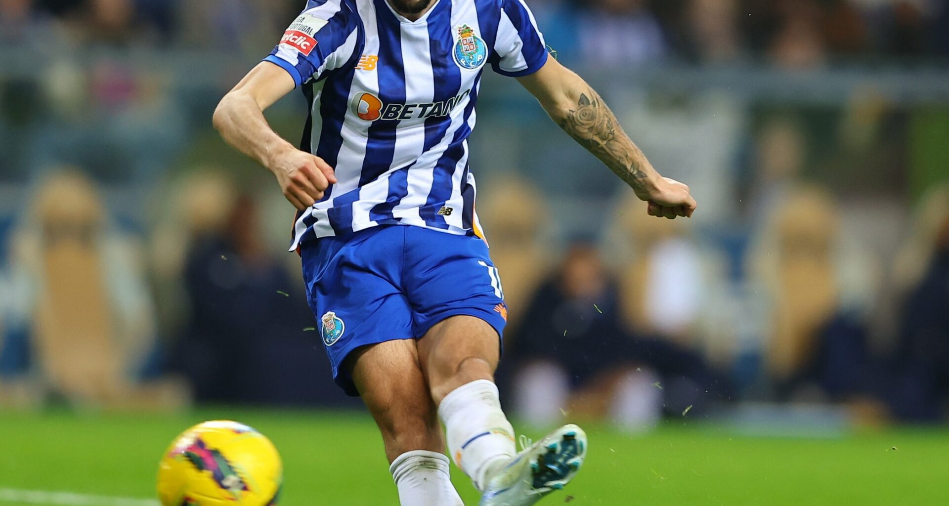 Fabio Vieira playing for FC Porto (Photo via Porto on Twitter)