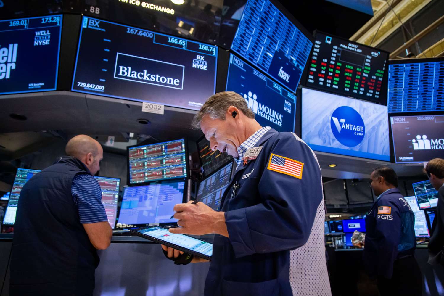 Nasdaq Closes at Record High as Apple Leads Tech Stock Rally; Major Indexes Post Solid Weekly Gains