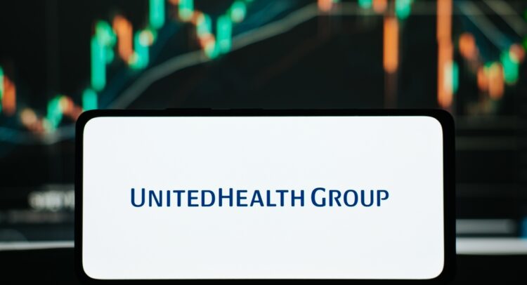 Does Wall Street See Solid Upside in UnitedHealth Stock (UNH) After Buffett and Hedge Funds Bet Big?