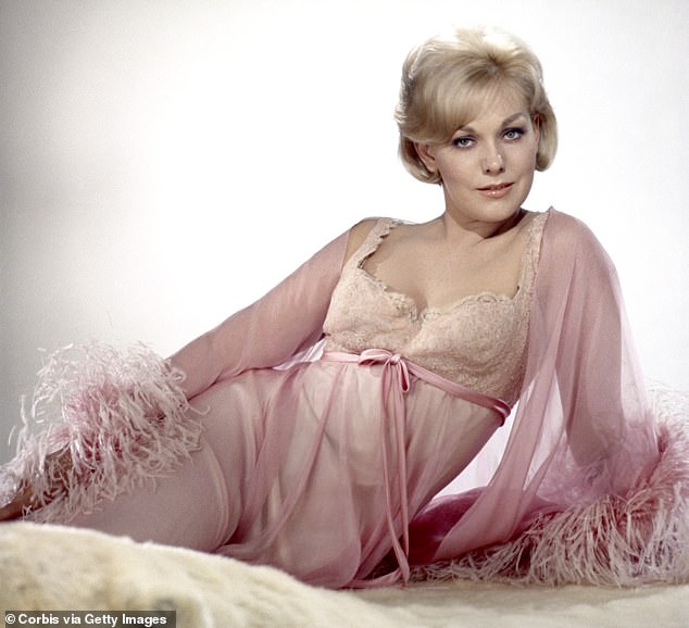 The actress, now 92, was there to accept a lifetime achievement award