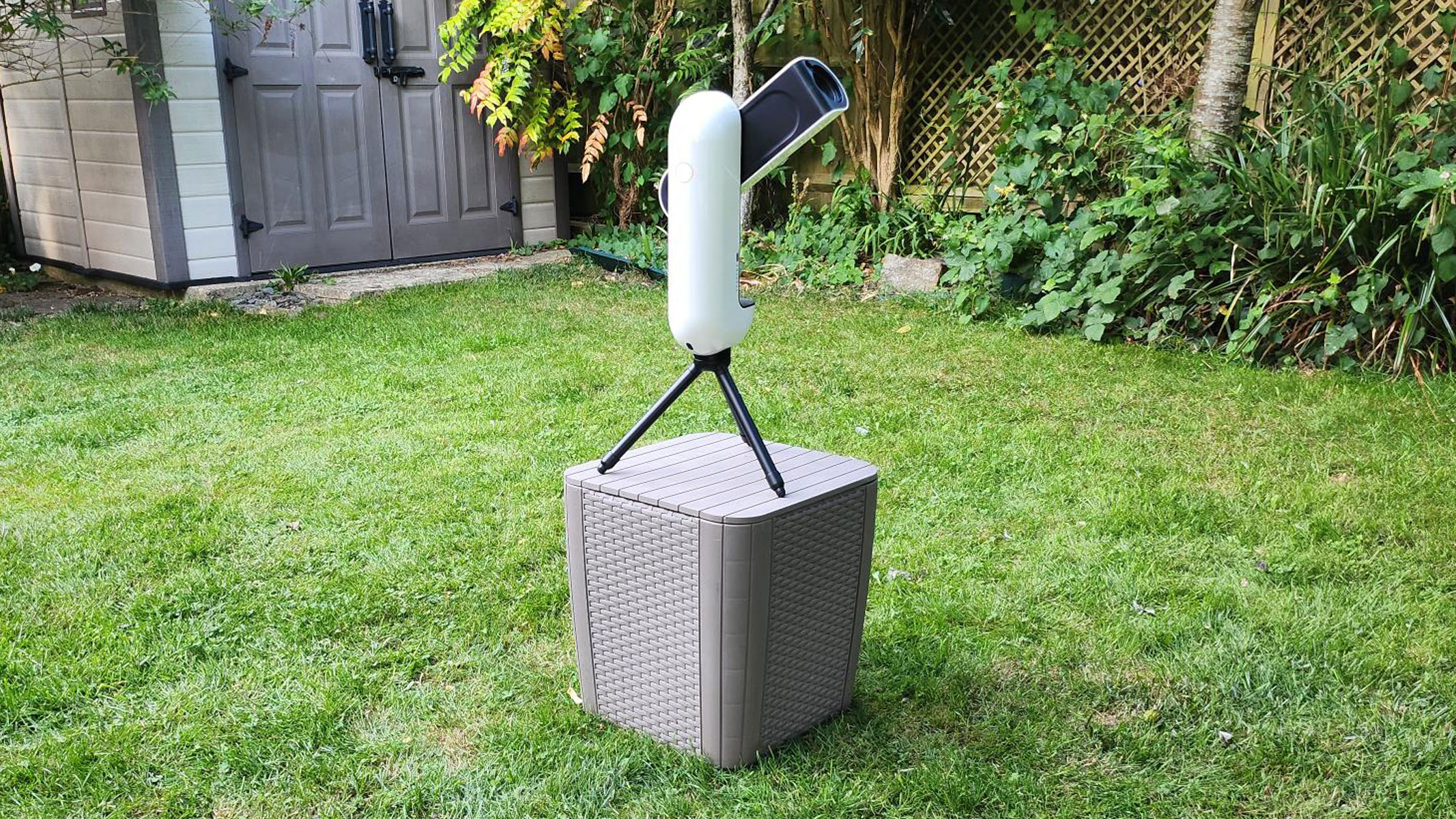 The Vaonis Vespera Pro pointed at the sky in a backyard.