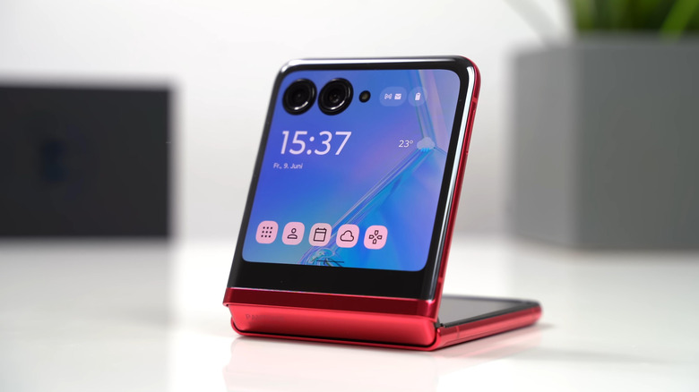 Design and display of Motorola Razr 40 Ultra