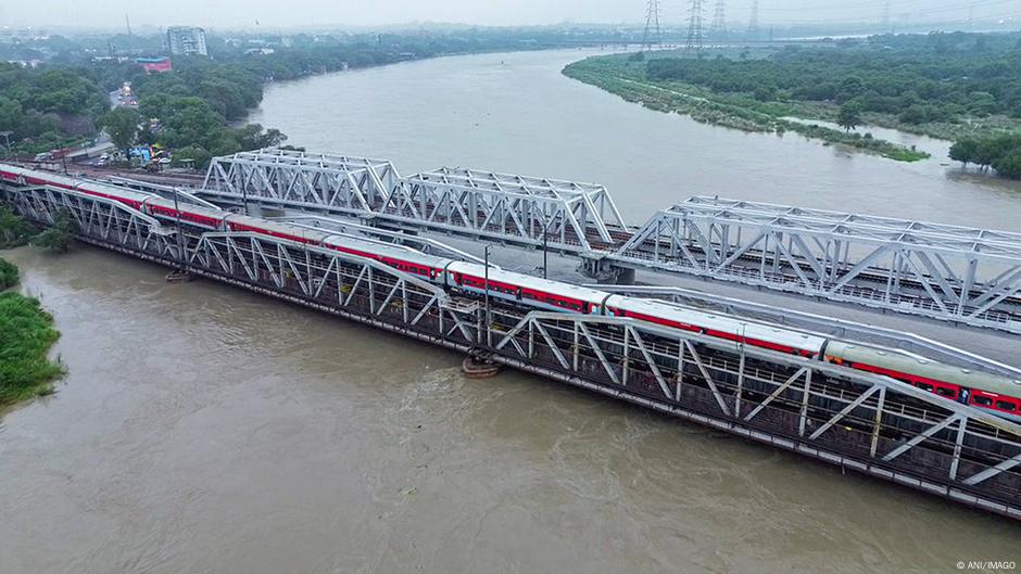 Rains wreak havoc in northern India – DW – 09/03/2025