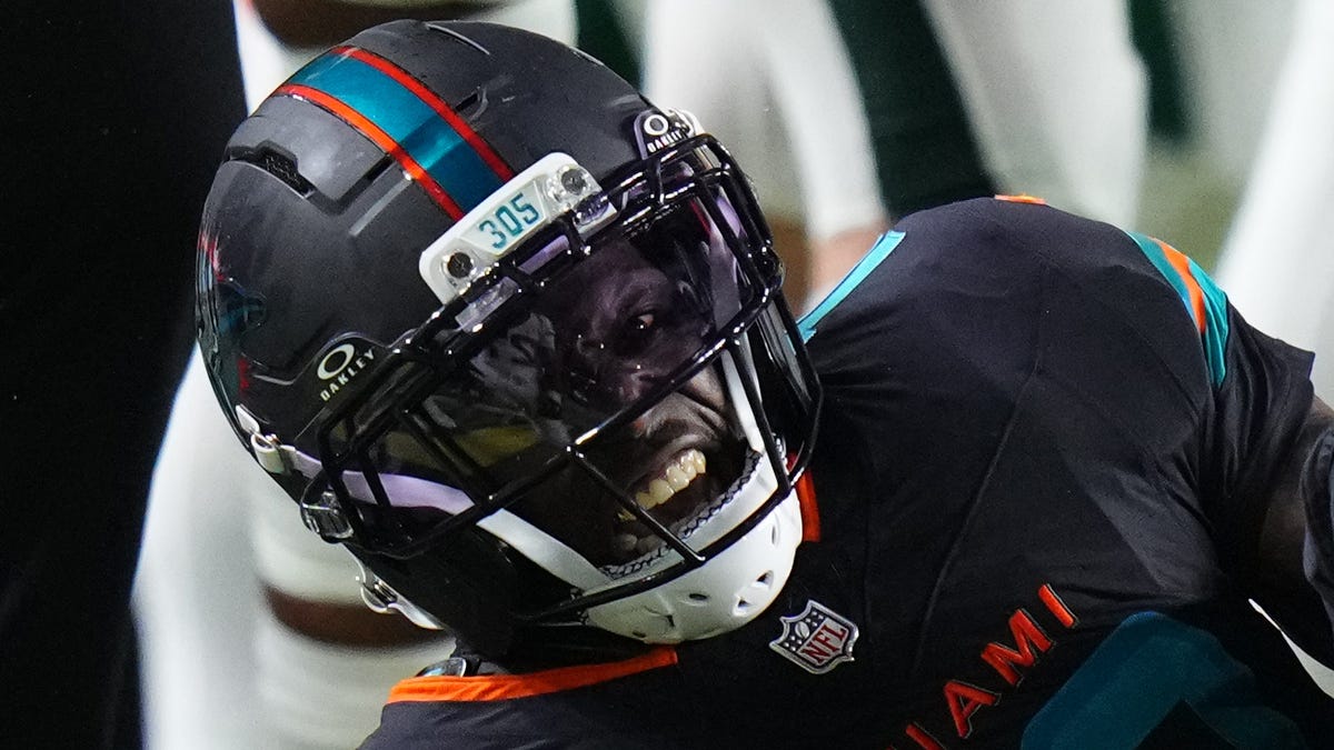 Tyreek Hill carted off with knee injury in Miami Dolphins vs. New York Jets game - USA Today