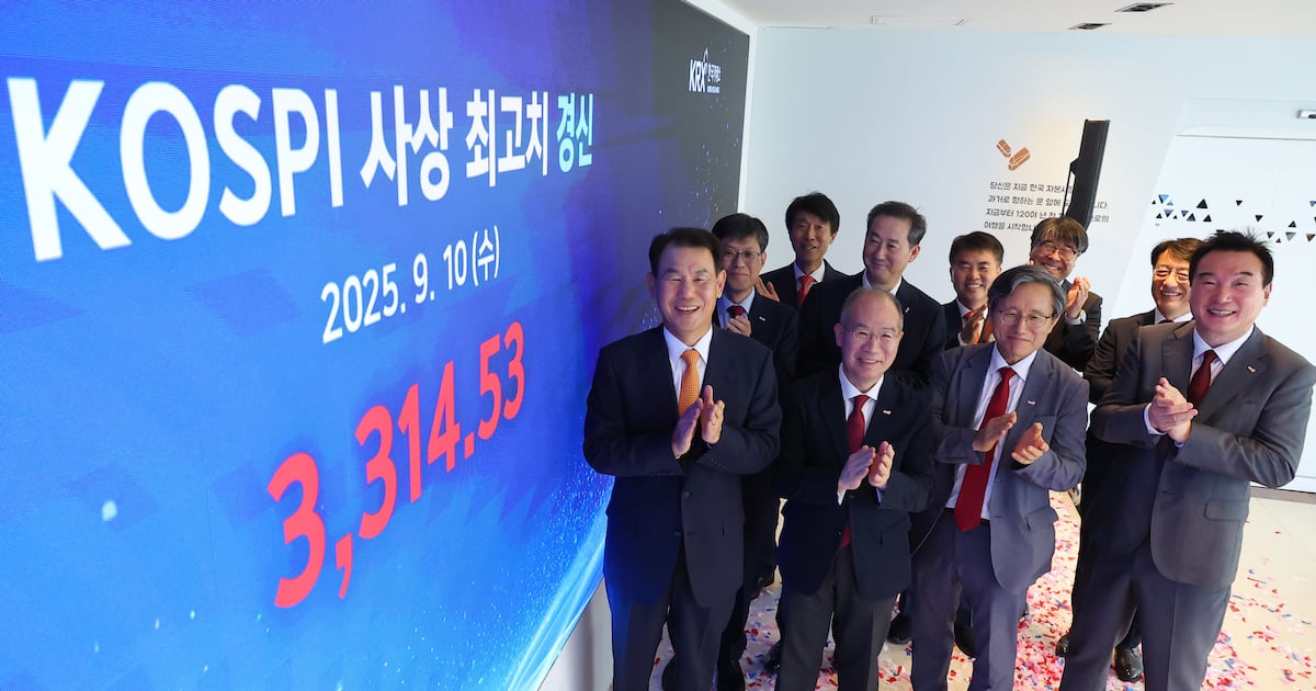 KOSPI breaks record high as foreigners buy, individuals flee - 조선일보