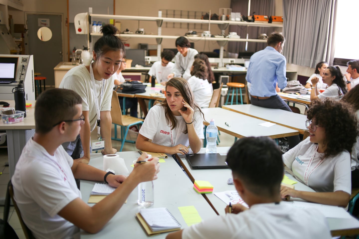 Israeli and Palestinian participants in the MEET program work together on technological and entrepreneurial projects.