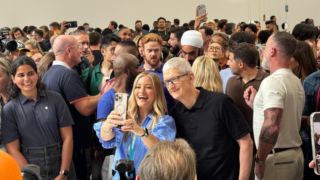 מנכ"ל אפל, טים קוק, באירוע ההשקה של האייפון 17 