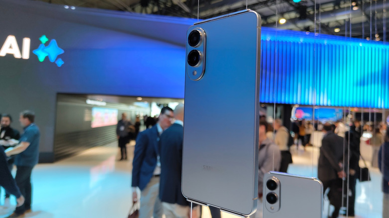 Galaxy S25 Edge on display in Barcelona.