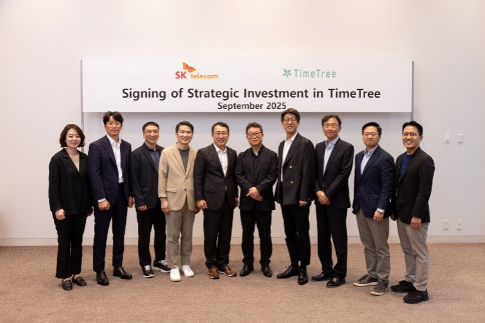 SK Telecom CEO Ryu Young-sang (5th from left) and TimeTree co-founder Park Cha-jin poses for a photo after signing a strategic investment agreement with TimeTree on Sept. 5 2025 (Courtesy of SK Telecom) 