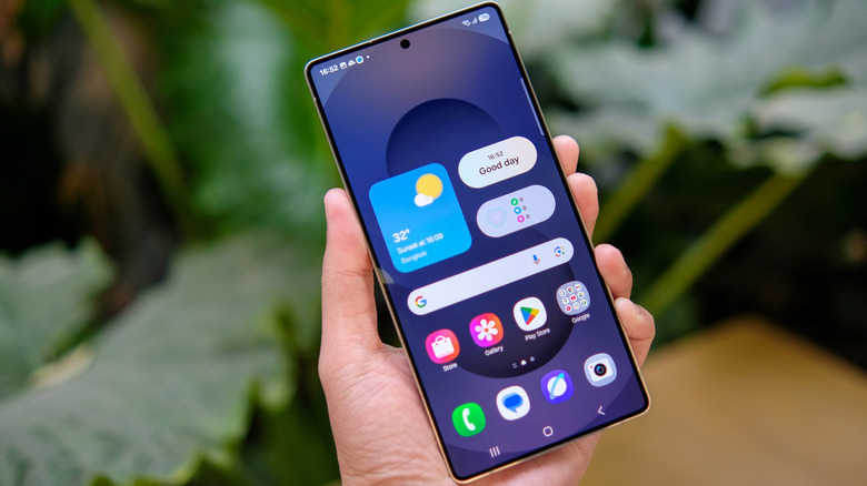 Hand holding the Samsung galaxy S25 Ultra