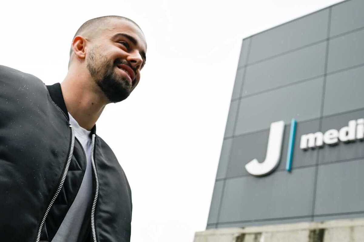 Edon Zhegrova arrives for his Juventus medical.