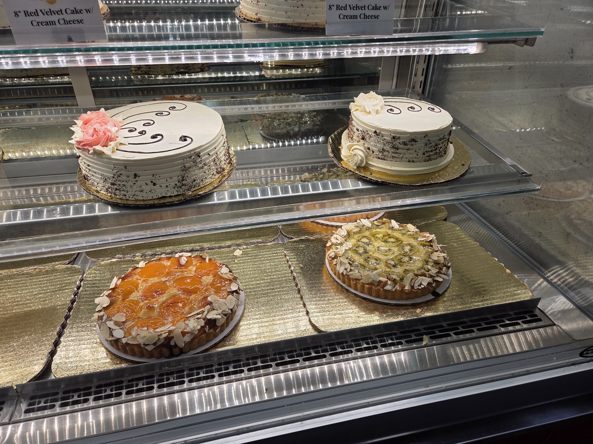 Cake display case shot by Galaxy S25 Plus