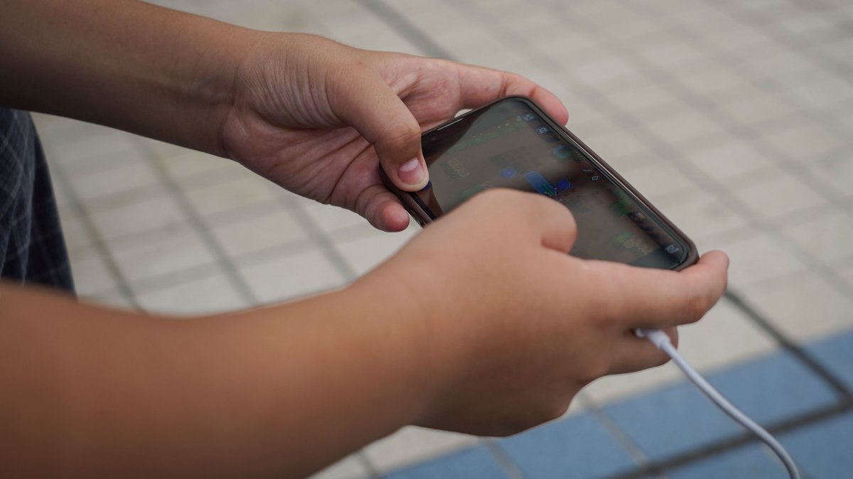 Japan's 2-hour phone limit: New approach to screen time