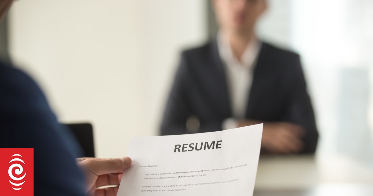 How many job hunters are there for each job ad?
