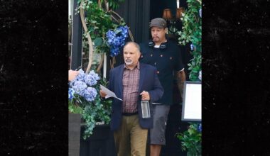 'Cosby Show' Alum Geoffrey Owens Photographed Working as Host at NYC Bar