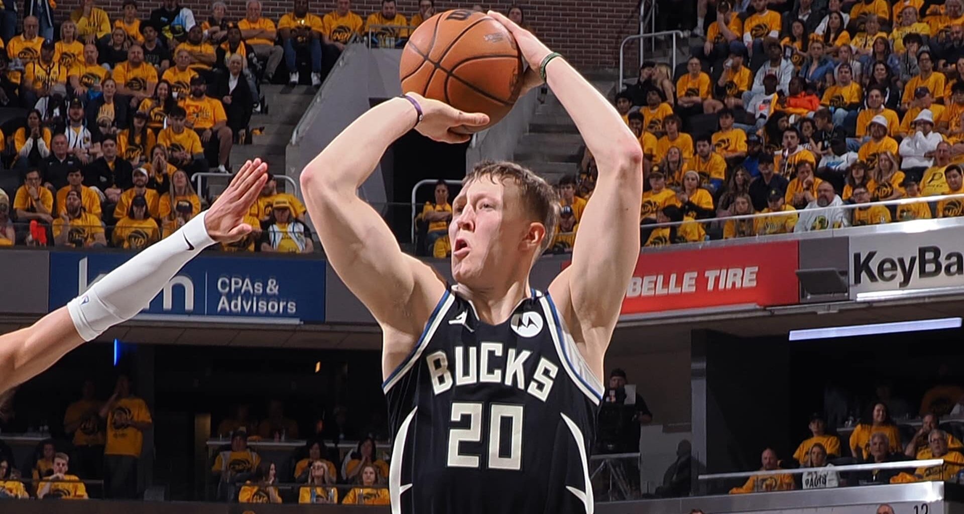 Thanasis Antetokounmpo re-signs with Bucks on 1-year deal