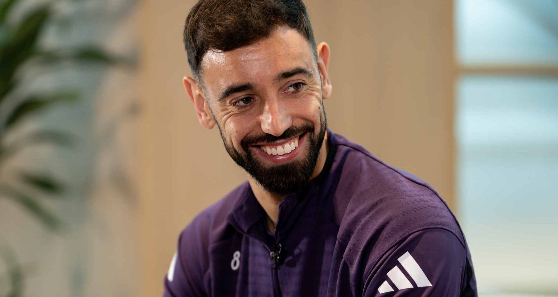 Bruno Fernandes speaks with Juan Mata before Liverpool v Man Utd on 19 Oct 2025