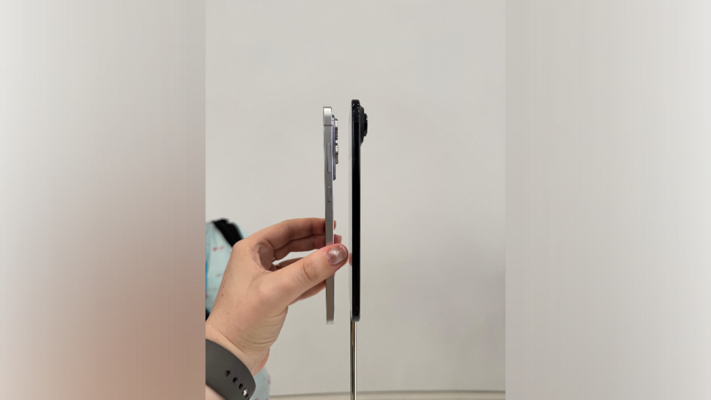 מימין: אייפון 17 אייר, משמאל: גלקסי S25 אדג'