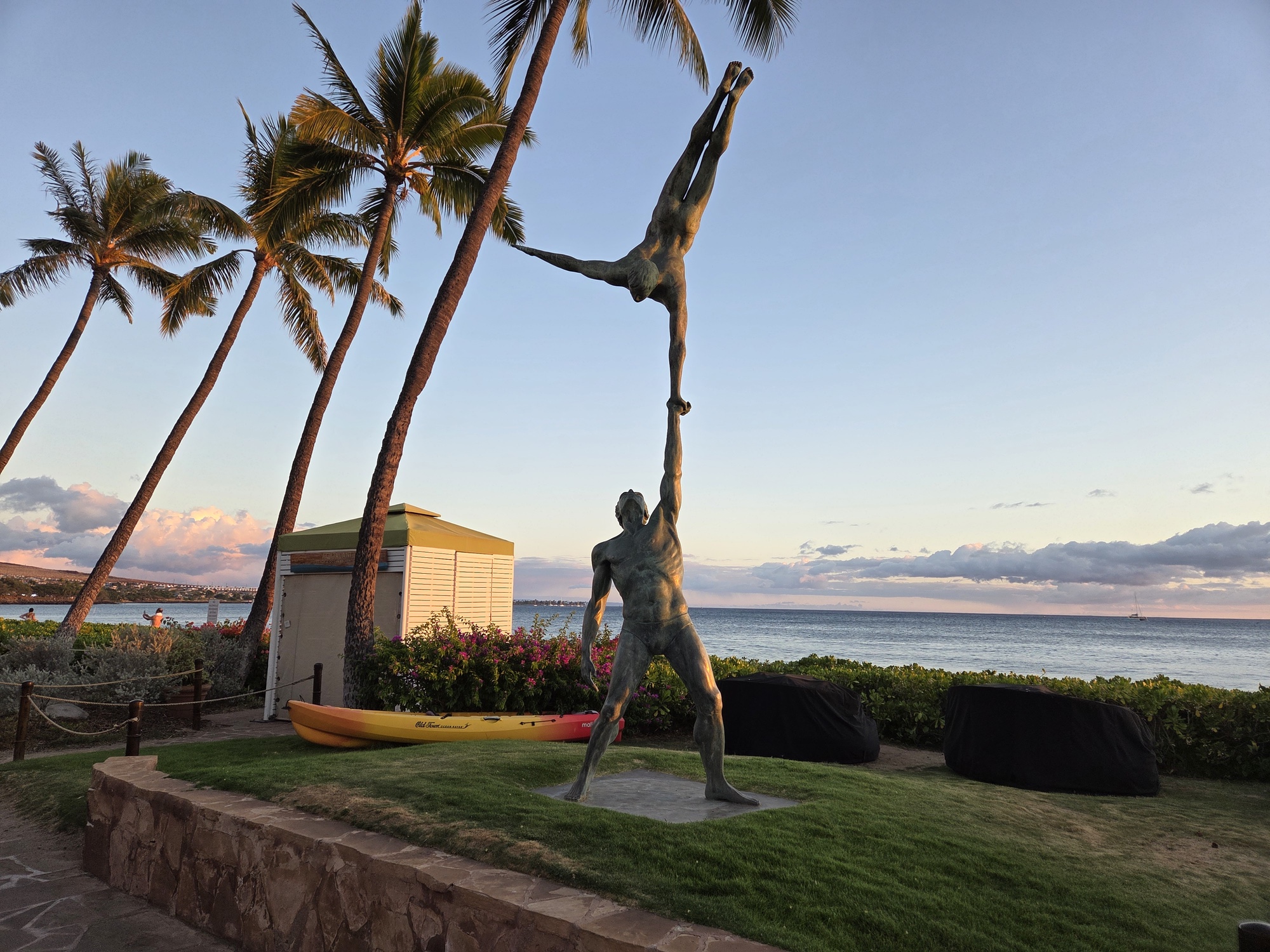 Hawaiian surfer statue shot by Galaxy S25 Plus
