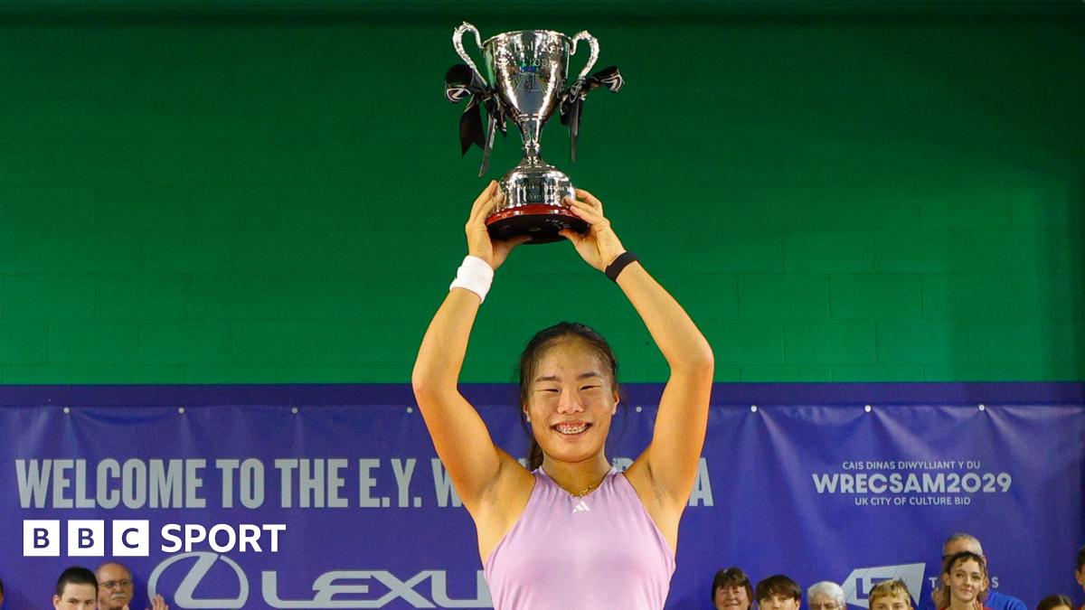 Mimi Xu holds the Wrexham Open trophy aloft