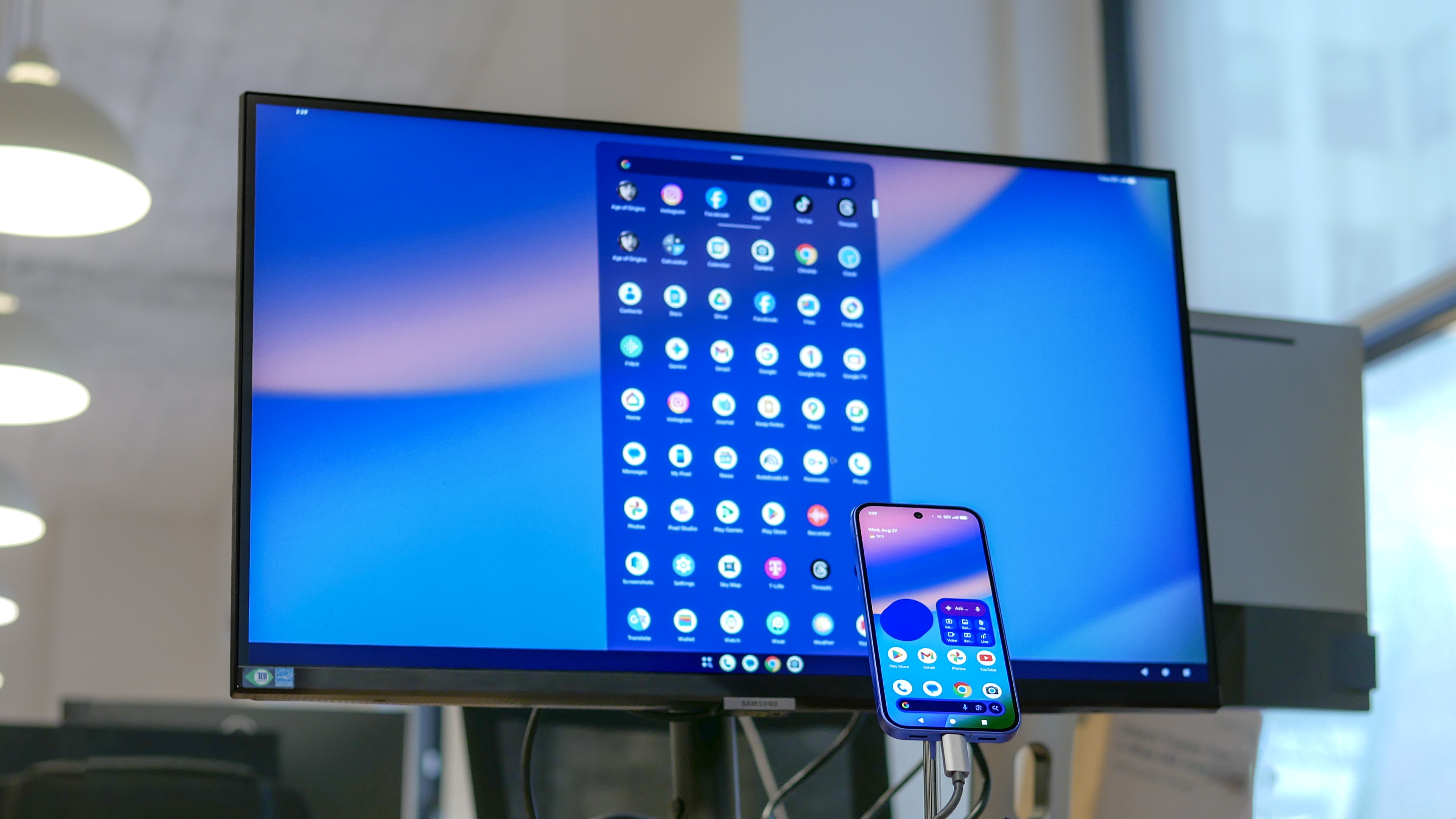 Pixel 10 running Android 16 desktop mode.