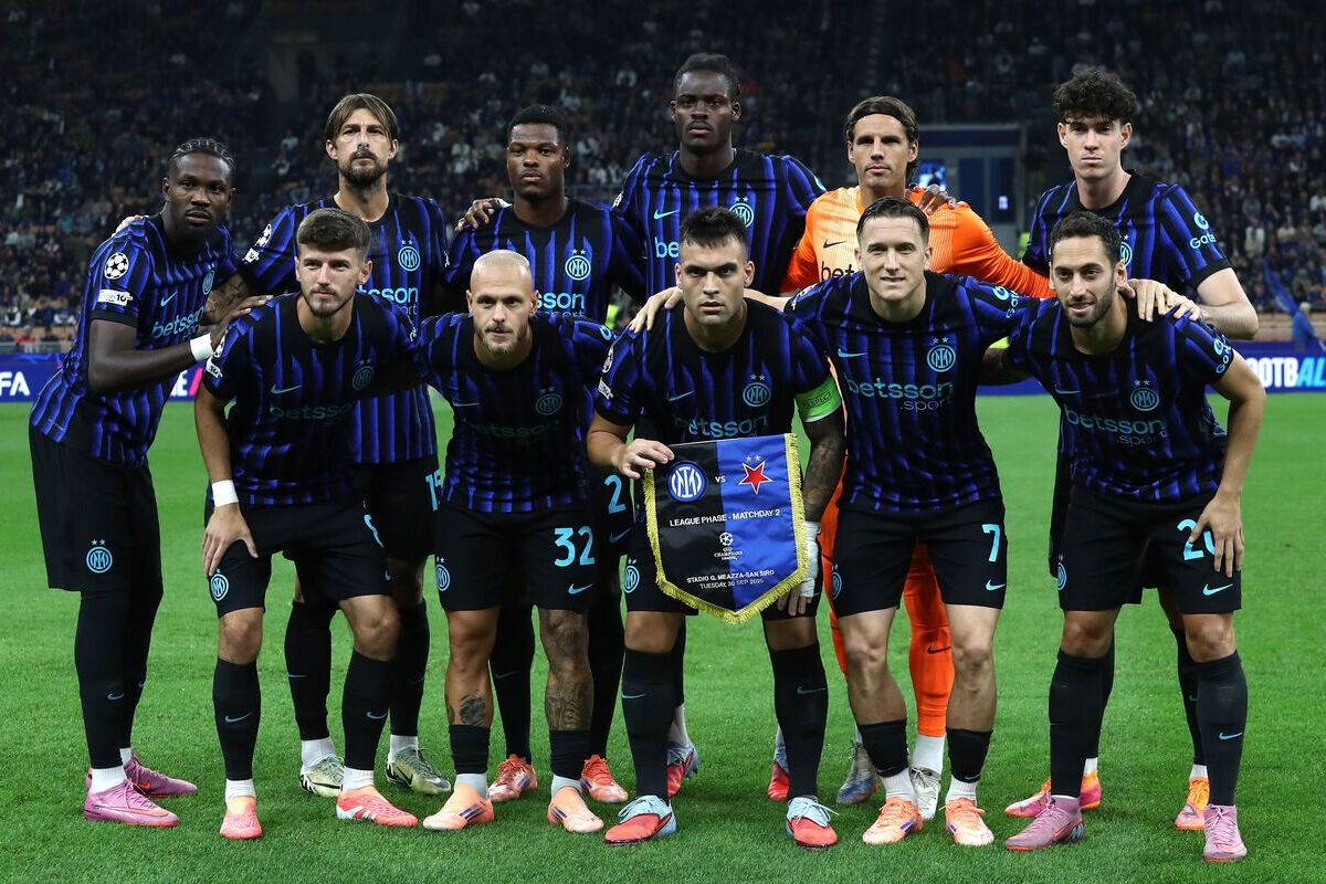 MILAN, ITALY - SEPTEMBER 30: FC Internazionale team line up during the UEFA Champions League 2025/26 League Phase MD2 match between FC Internazionale Milano and SK Slavia Praha at Stadio San Siro on September 30, 2025 in Milan, Italy. (Photo by Marco Luzzani/Getty Images)