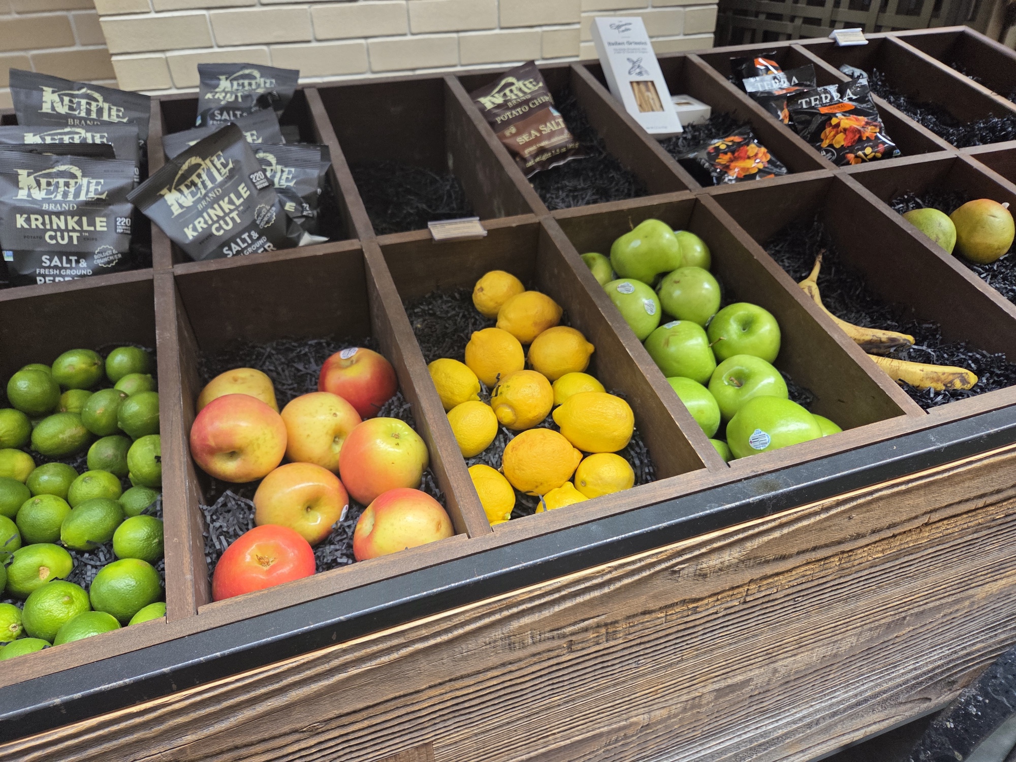 Fruit stand shot by Galaxy S25 Plus
