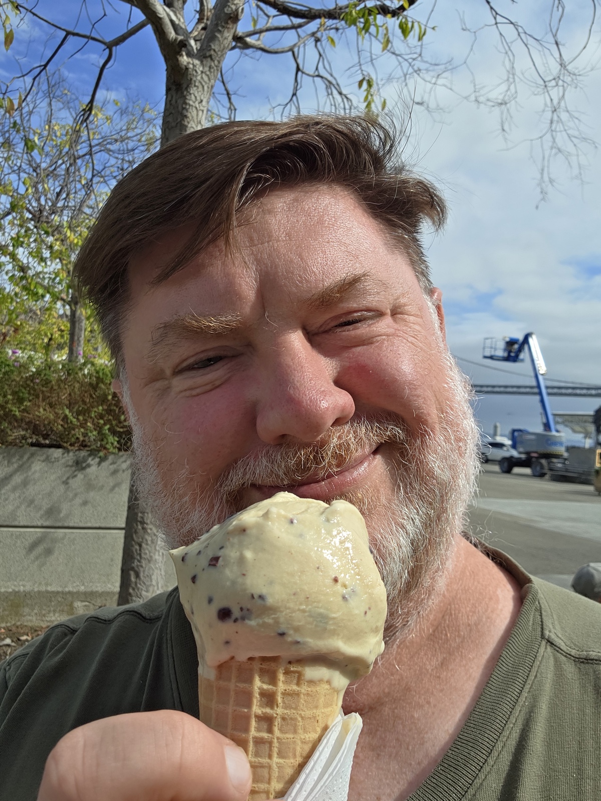 galaxy s25 plus selfie with ice cream