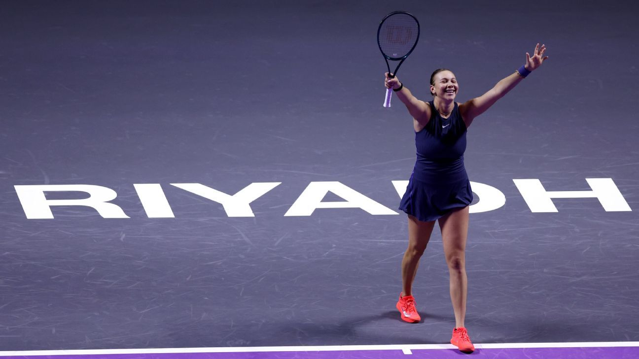 Amanda Anisimova beats Iga Swiatek to reach semis of WTA Finals