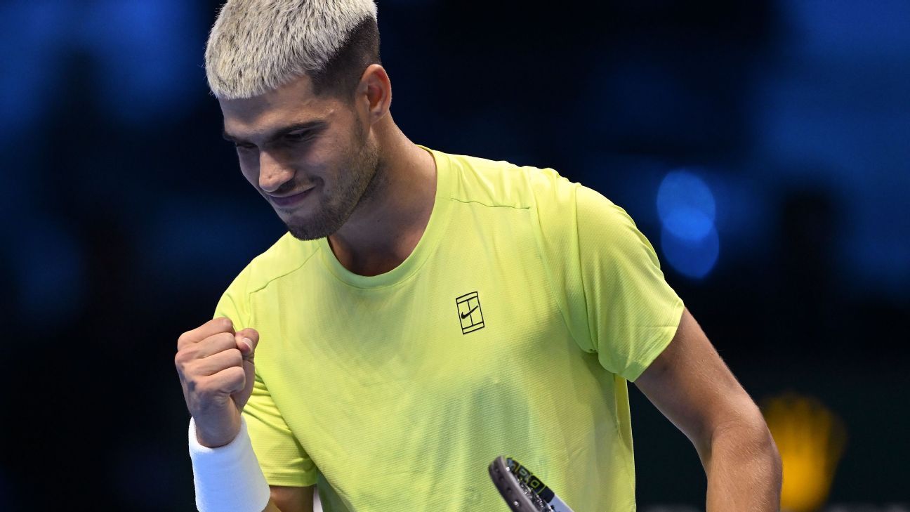 Carlos Alcaraz defeats Alex de Minaur in ATP Finals opener