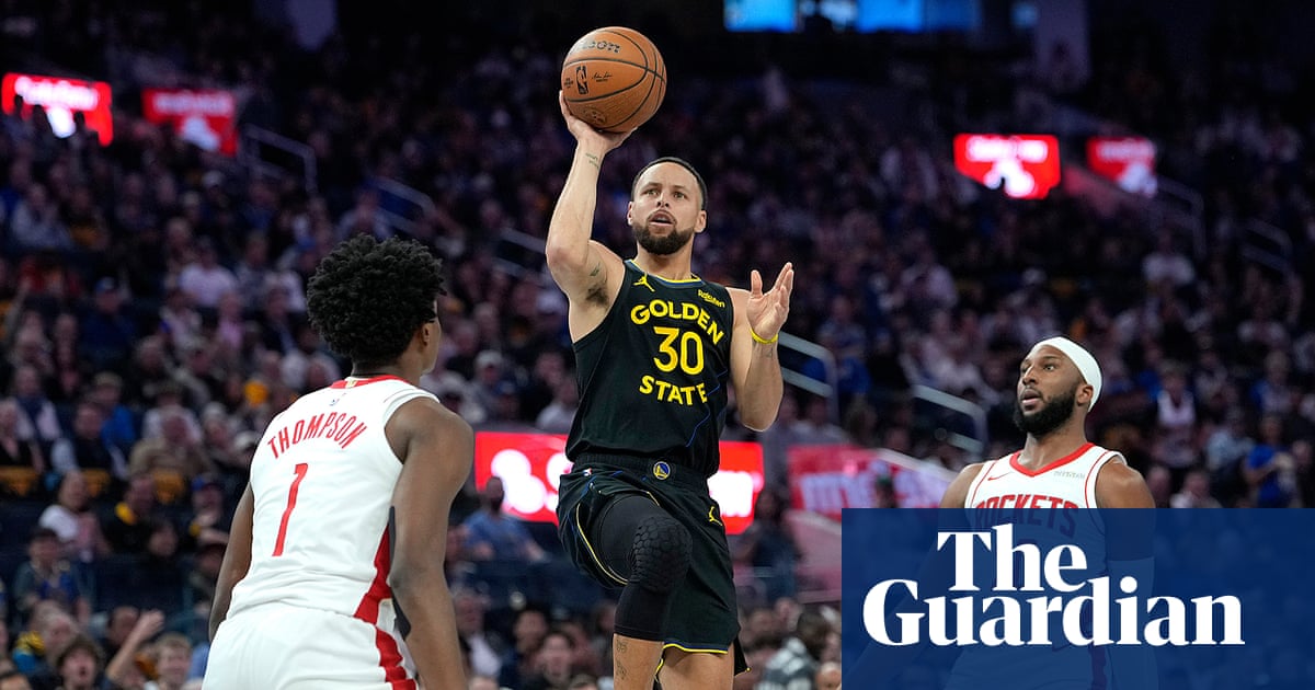 Curry limps off with quad bruise in NBA Cup loss as Warriors brace for MRI | Stephen Curry