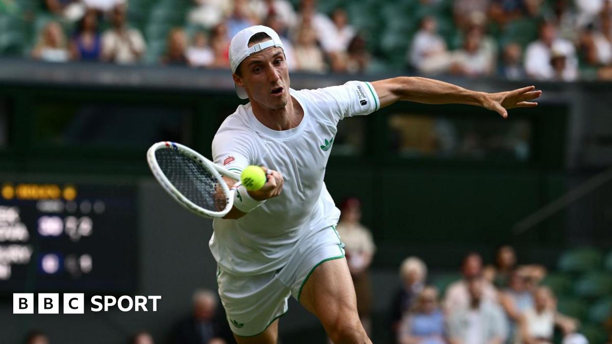 Joe Salisbury plays a forehand at Wimbledon
