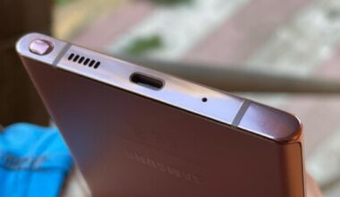 Neither sensor nor secret button: the real function of the hole next to the charger on your Android smartphone that almost no one knows about