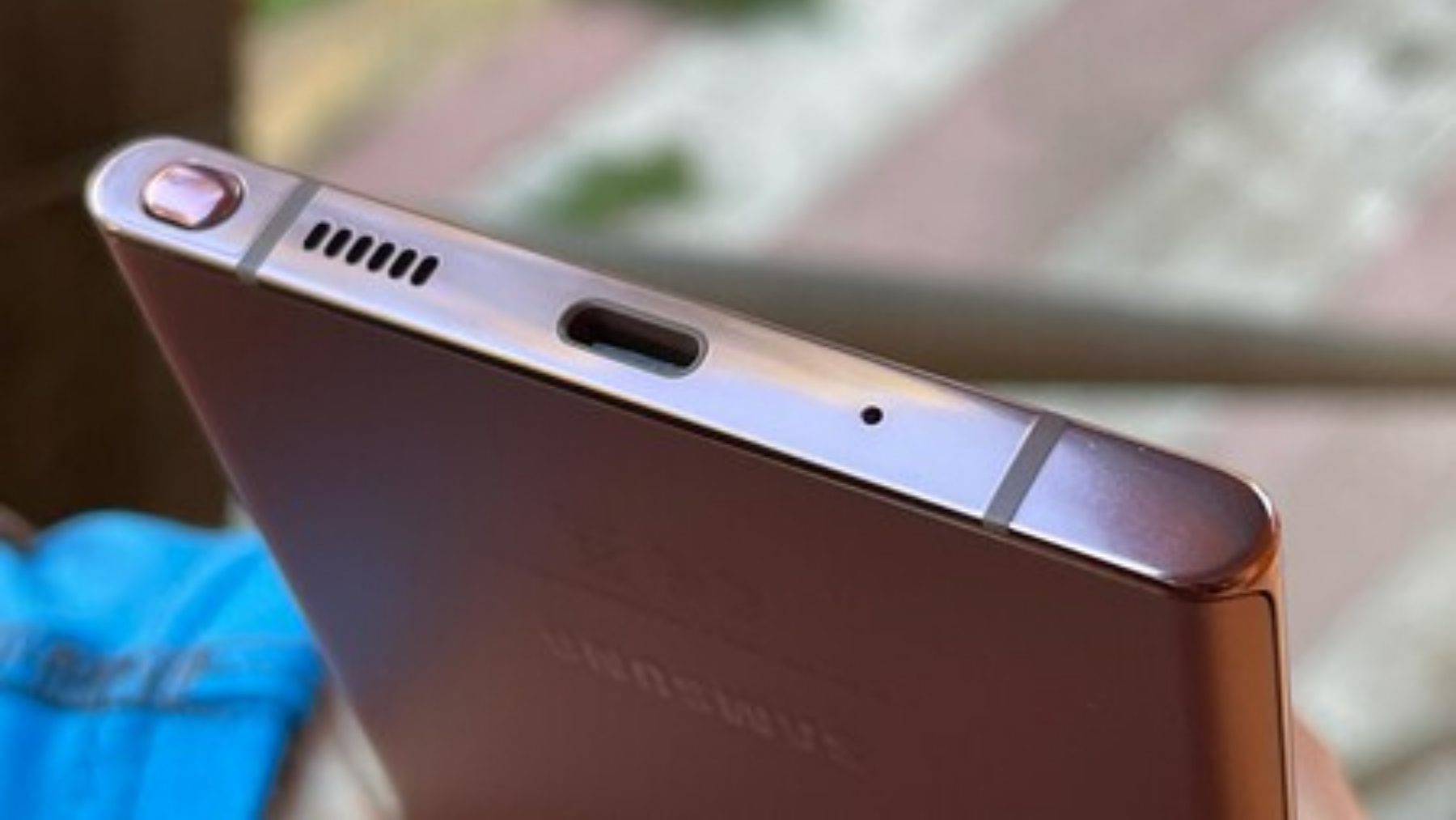 Neither sensor nor secret button: the real function of the hole next to the charger on your Android smartphone that almost no one knows about