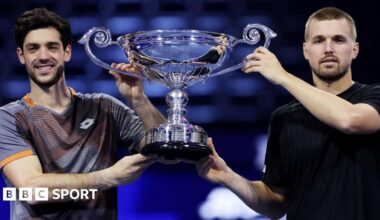 Julian Cash and Lloyd Glasspool are awarded their trophy for finishing as the year-end men's doubles world number ones
