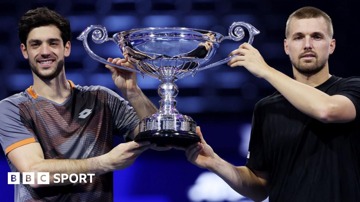 Julian Cash and Lloyd Glasspool are awarded their trophy for finishing as the year-end men's doubles world number ones