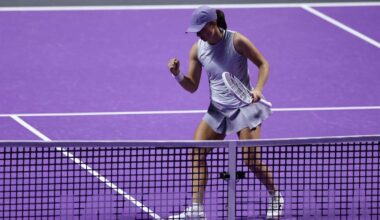 Iga Swiatek and Elena Rybakina make flying starts to WTA Finals campaigns