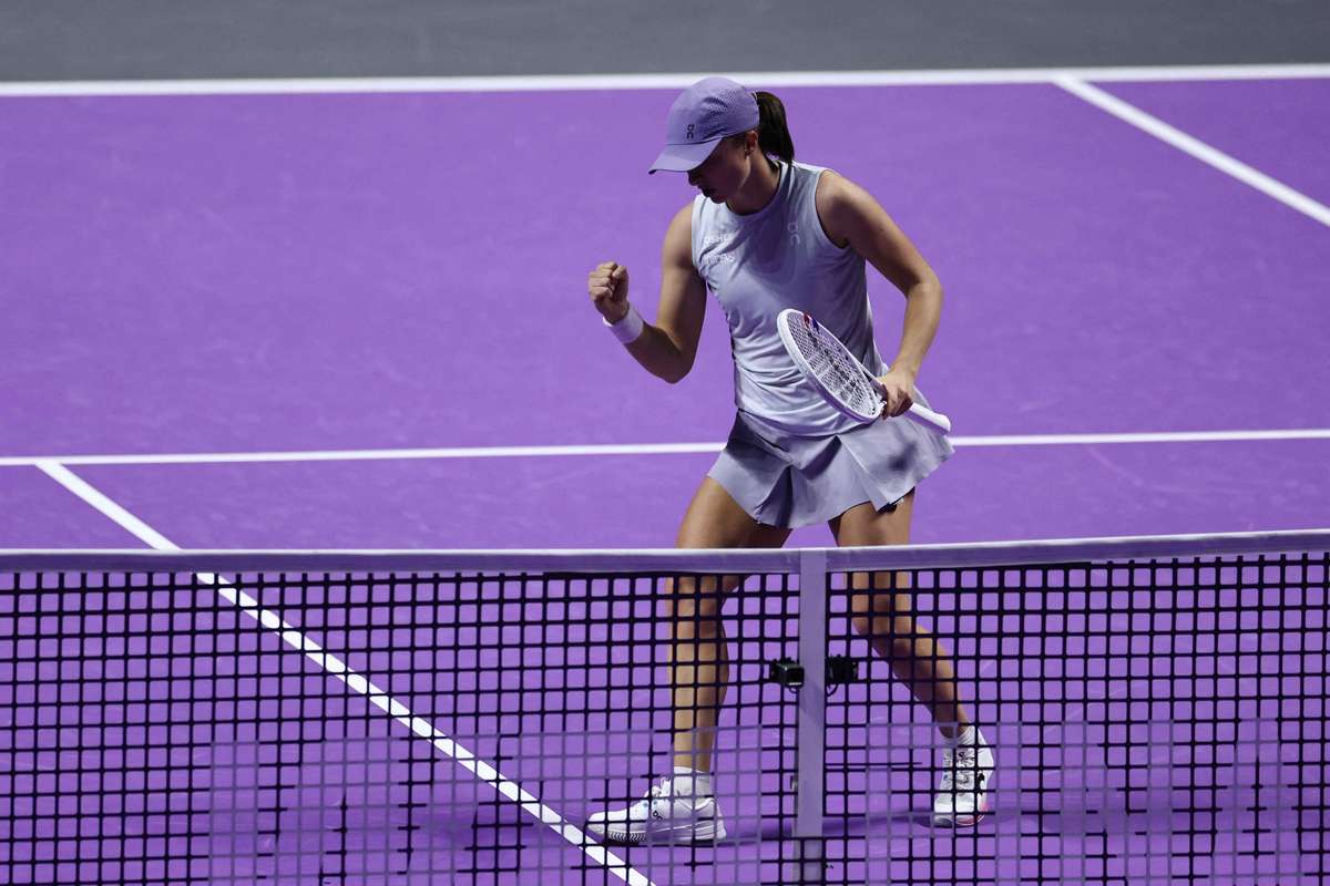 Iga Swiatek and Elena Rybakina make flying starts to WTA Finals campaigns