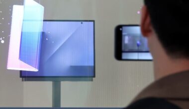 Samsung’s dual-folding smartphone, the Trifold, is unveiled for the first time at the “K-Tech Showcase” held at the Air Dome in Gyeongju Expo Park on October 28. The left image shows the device folded, while the right shows it fully opened. The Trifold, an evolution of Samsung’s existing two-panel “Fold” series, is designed with a structure that allows the screen to fold twice. (Yonhap)
