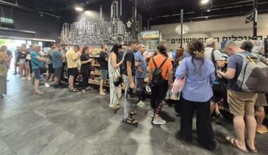 iPhone frenzy grips Israel as shoppers flood supermarkets for discounted devices