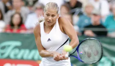 Pregnant Anna Kournikova turns heads during rare outing in $105K sports car image