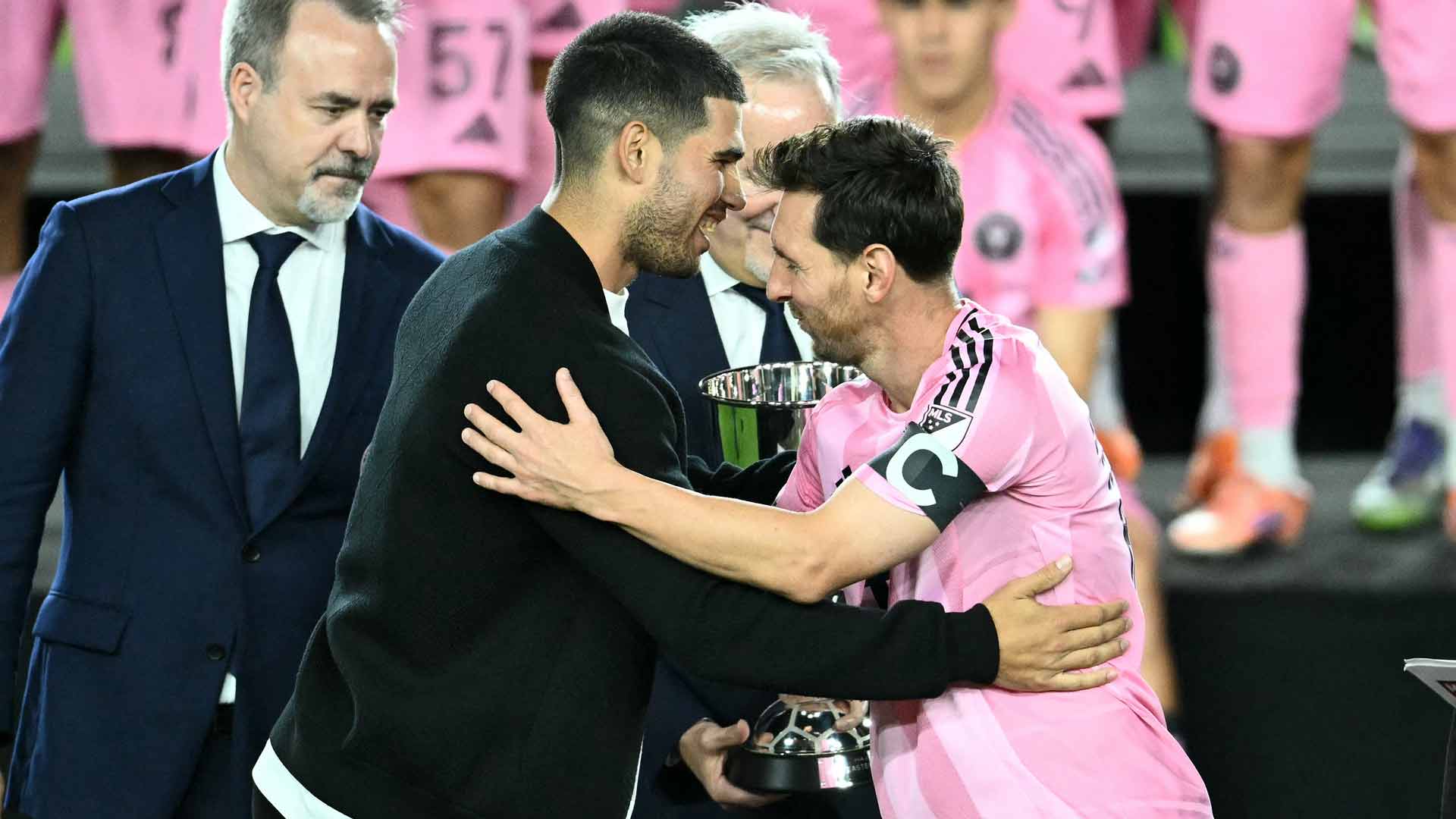 Carlos Alcaraz congratulates Lionel Messi on Inter Miami's victory Saturday evening in Florida.