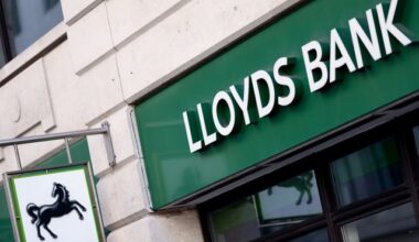 Lloyds clinches £120m deal for digital wallet provider Curve