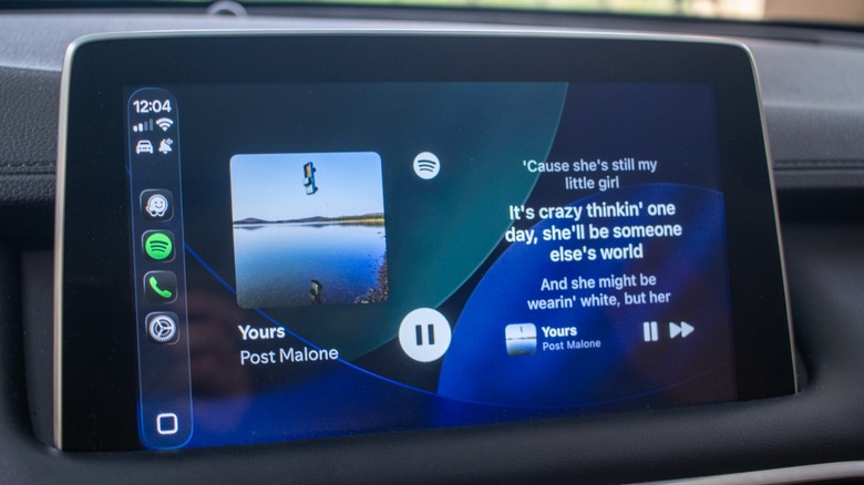 Playing music and reading its lyrics via an Apple CarPlay widget