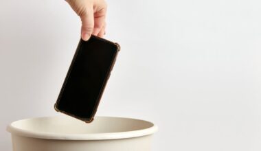 I abandoned my iPhone for a Razor, and my life is better