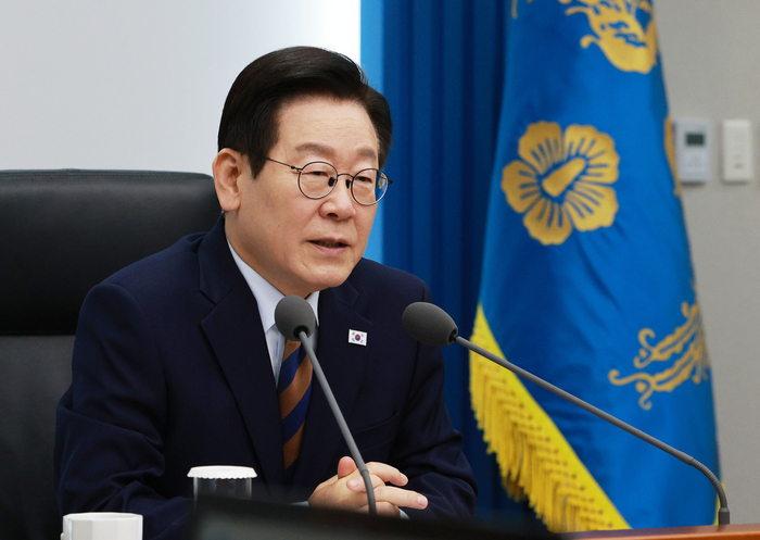 President Lee Jae-myung speaks at a meeting of senior aides held at the presidential office in Yongsan, Seoul on the 27th. [Joint Job Foundation, Yonhap News]