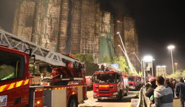 At 9:15 p.m. on the 27th (local time), Hong Kong residents watch a fire near the high-rise apartment complex "Wang Fuk Court" in northern Taipei. [Yonhap News]