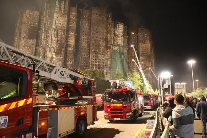 At 9:15 p.m. on the 27th (local time), Hong Kong residents watch a fire near the high-rise apartment complex "Wang Fuk Court" in northern Taipei. [Yonhap News]