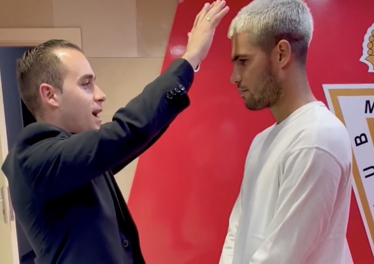 A holy moment between Spain’s youngest priest and Alcaraz